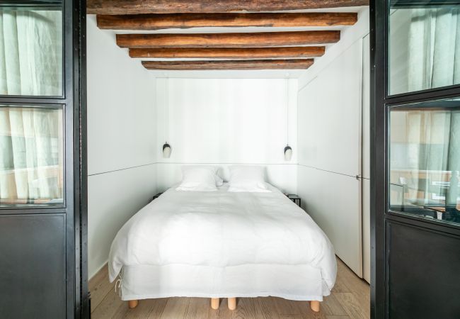 Apartment in Paris - Île Saint Louis Cosy Apartment in Paris - Île Saint Louis Cosy